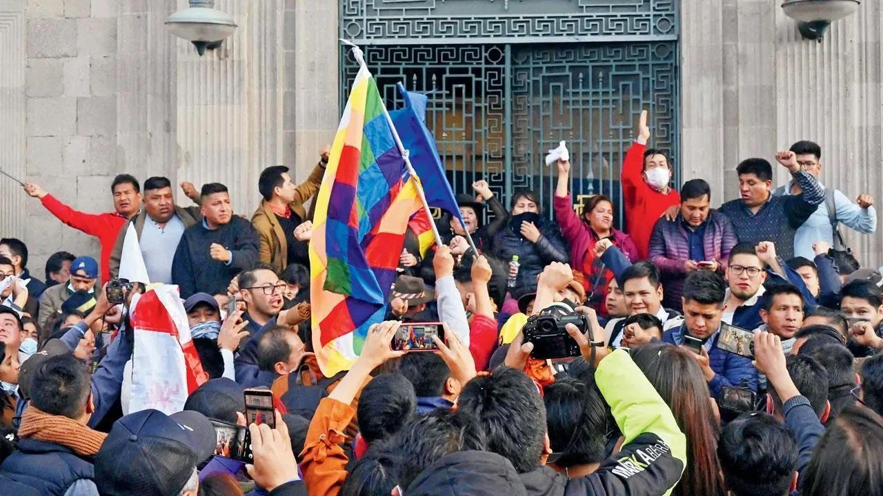 असफल तख्तापलट के बाद बोलिवियाई राष्ट्रपति लुइस आर्से के समर्थक क्वेमाडो पैलेस के बाहर इकट्ठा हुए. Pic/AFP