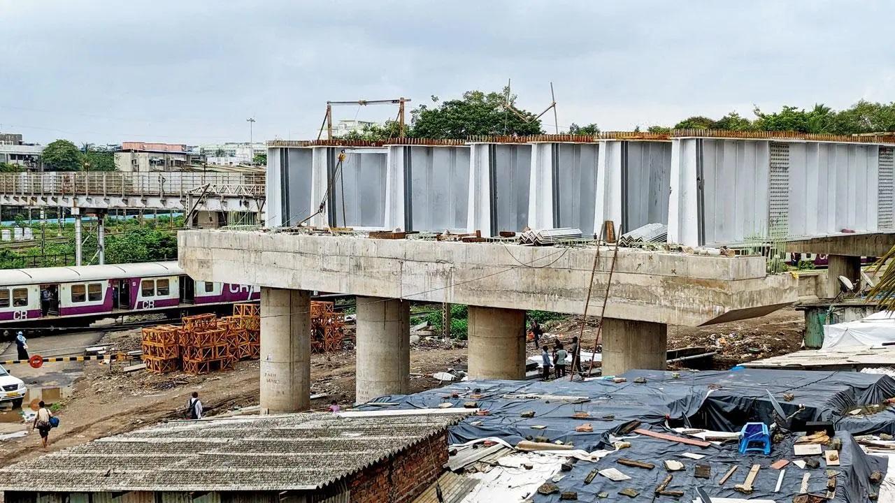 पनवेल-कुर्ला के बीच सेवाएं शुरू हो जाएंगी, जैसी कि कुर्ला के प्लेटफॉर्म 9 और 10 से संचालित होती हैं. 