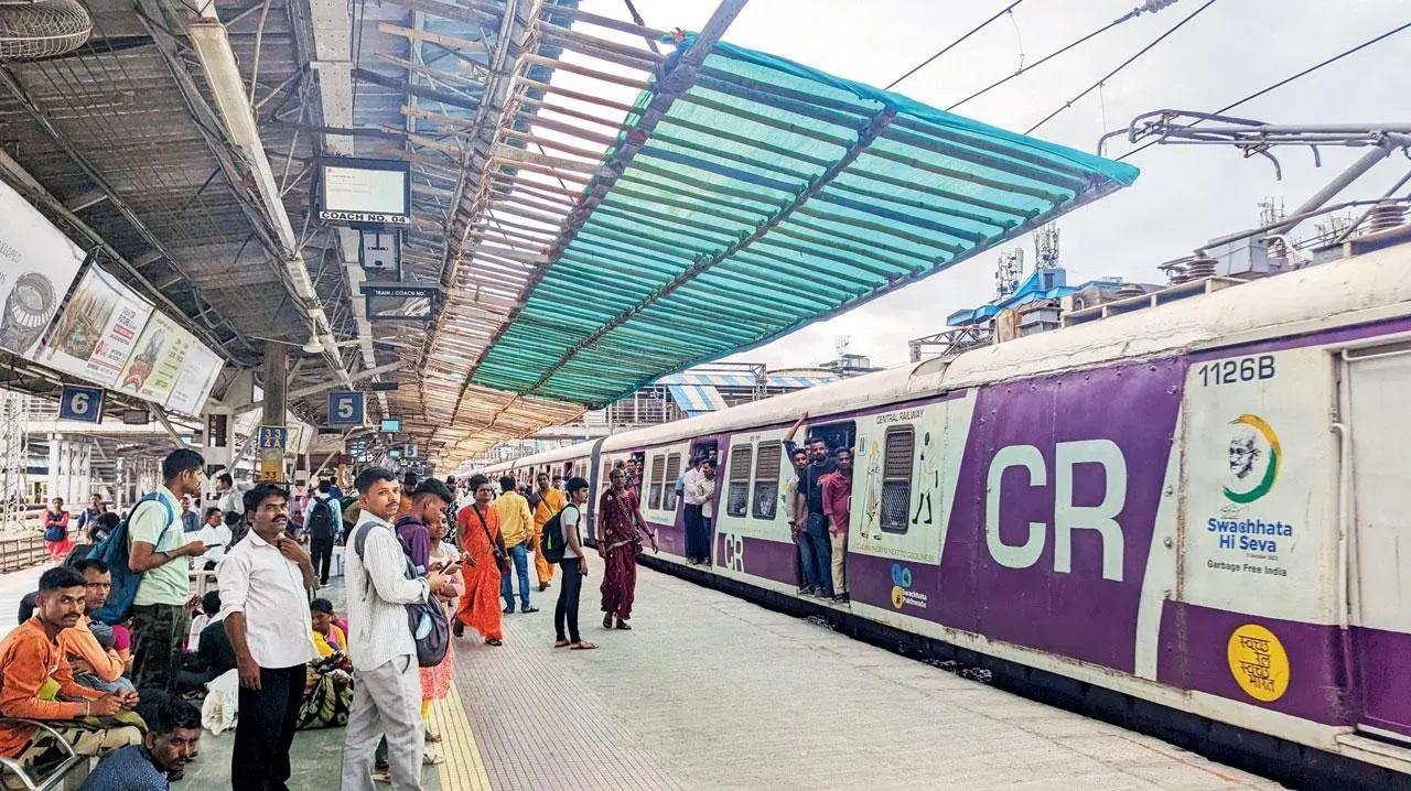 सेंट्रल रेलवे ने ठाणे रेलवे स्टेशन पर प्लेटफॉर्म 5 के विस्तारित हिस्से पर अस्थायी छत बनाई है.