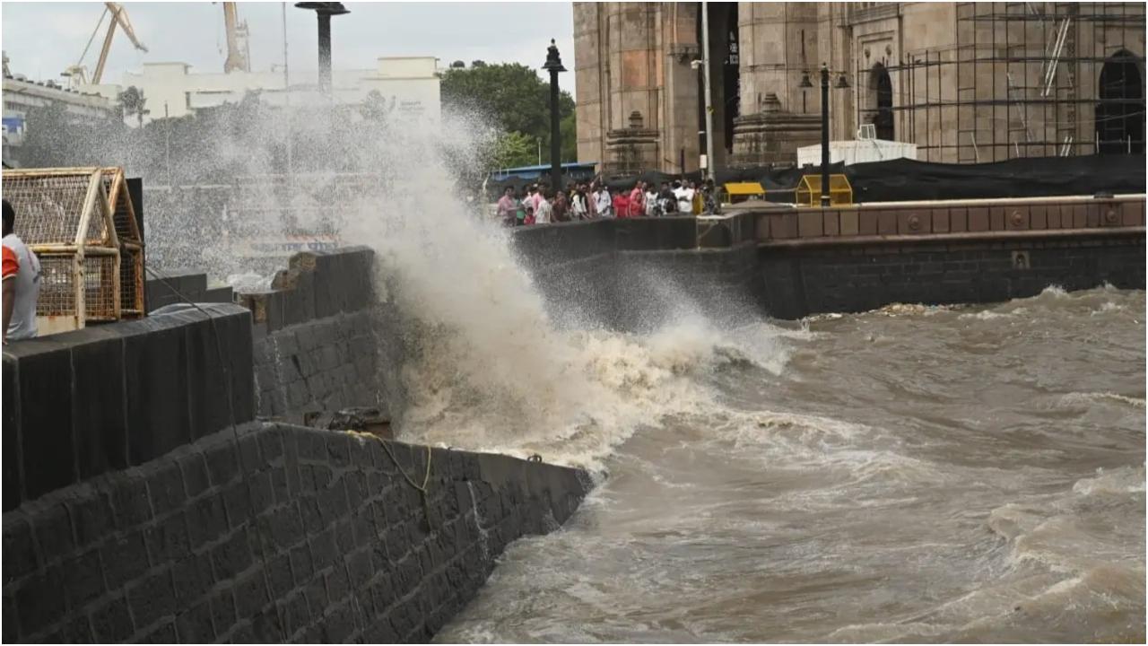 इस बीच, मुंबई के क्षेत्रीय मौसम विभाग ने अगले पांच दिनों के लिए ठाणे और मुंबई के इलाकों में येलो अलर्ट जारी किया है.