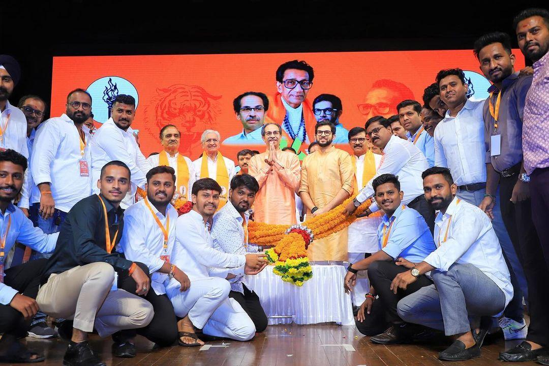 उद्धव ठाकरे ने भाजपा पर हिंदुत्व को त्यागने का आरोप लगाया और पूछा कि `क्या राष्ट्रीय पार्टी का क्षेत्रीय दलों टीडीपी और जेडीयू के साथ गठबंधन स्वाभाविक है. शिवसेना (यूबीटी) अध्यक्ष ने भाजपा के हिंदुत्व को 