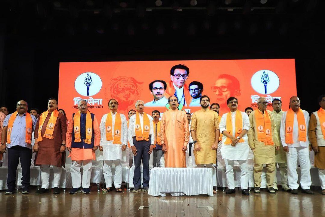 इस बीच, महाराष्ट्र के सीएम एकनाथ शिंदे की अगुवाई वाली शिवसेना ने भी बुधवार को पार्टी का स्थापना दिवस मनाया.` 