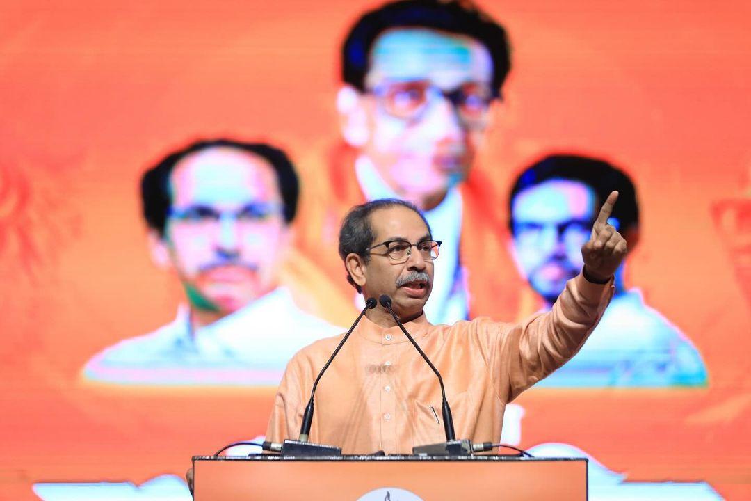 शिवसेना के 58वें स्थापना दिवस पर उद्धव ठाकरे ने अपने चचेरे भाई और मनसे प्रमुख राज ठाकरे पर भी निशाना साधा. 