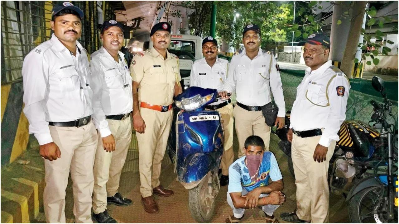 उमेश ठाकुर और चोरी हुई स्कूटी के साथ ट्रैफिक पुलिस की टीम