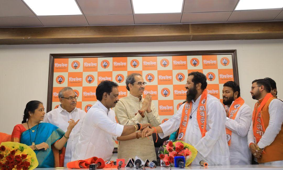 पार्टी प्रवेश समारोह के दौरान मिलिंद वैद्य, ज्योति ठाकरे, विकास मोरे, राजेंद्र पाटिल, नीलम म्हात्रे, जयेंद्र दुबला, भारती कामडी, अनुप पाटिल और कार्यकर्ता उपस्थित दिखाई दिए. 