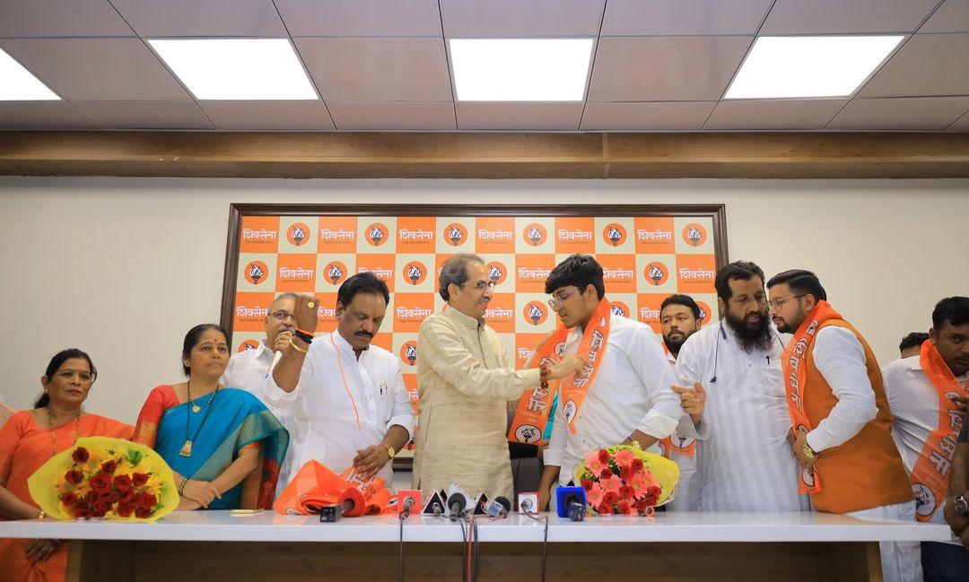 विश्वास फाउंडेशन के माध्यम से डाॅ. विश्वास वालवी ने पालघर जिले के गांवों में कई सामाजिक कार्य किए हैं.