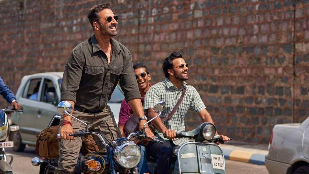 अक्षय जल्द ही `सराफिरा` में नजर आएंगे. फिल्म में उन्होंने वीर म्हात्रे का किरदार निभाया है, जिसका लक्ष्य कम आय वाले लोगों के लिए एक किफायती एयरलाइन बनाना है. इस फिल्म में सिंपलीफ्लाई डेक्कन एयरलाइन के संस्थापक कैप्टन जी.आर. गोपीनाथ के जीवन से प्रेरित. फिल्म में अक्षय के अलावा परेश रावल, राधिका मदान और सीमा बिस्वास अहम भूमिकाओं में हैं. केप ऑफ गुड फिल्म्स की अरुणा भाटिया, सूर्या और ज्योतिका (2डी एंटरटेनमेंट) और विक्रम मल्होत्रा ​​(एबंडेंशिया एंटरटेनमेंट) द्वारा निर्मित, `सराफिरा` 12 जुलाई को स्क्रीन पर रिलीज होगी.