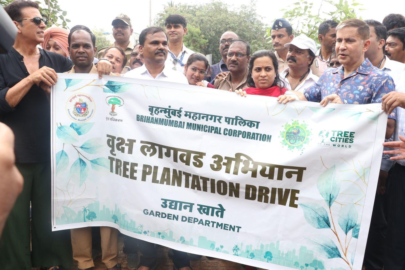 एक बयान के अनुसार, बीएमसी, बृहन्मुंबई नगर वृक्ष प्राधिकरण और मेक अर्थ ग्रीन अगेन (एमईजीए) फाउंडेशन के सहयोग से शुरू की गई पहल, चक्रवात तौकताई से प्रभावित मुंबई के बहुमूल्य हरित आवरण को बहाल करने की दिशा में एक महत्वपूर्ण कदम है.