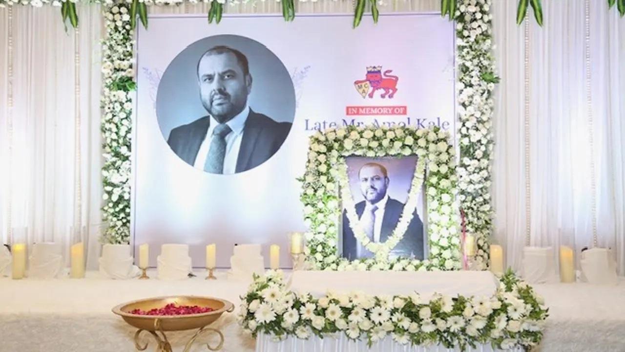 सोमवार को वानखेड़े स्टेडियम में एमसीए अध्यक्ष अमोल काले को श्रद्धांजलि देने के लिए आयोजित शोक सभा के लिए पुष्प और चित्रमय व्यवस्था. तस्वीर/मुंबई क्रिकेट एसोसिएशन