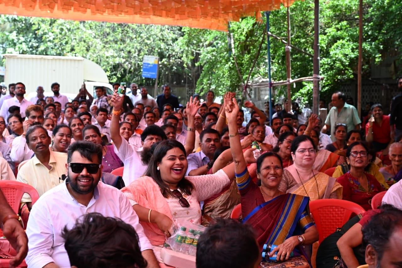 वहीं, ठाणे के मुंब्रा में देर रात तक वोटिंग हुई थी. इस बार चुनावी नतीजों पर सबकी पैनी नज़र है. (फोटो-अनुराग अहीरे) 