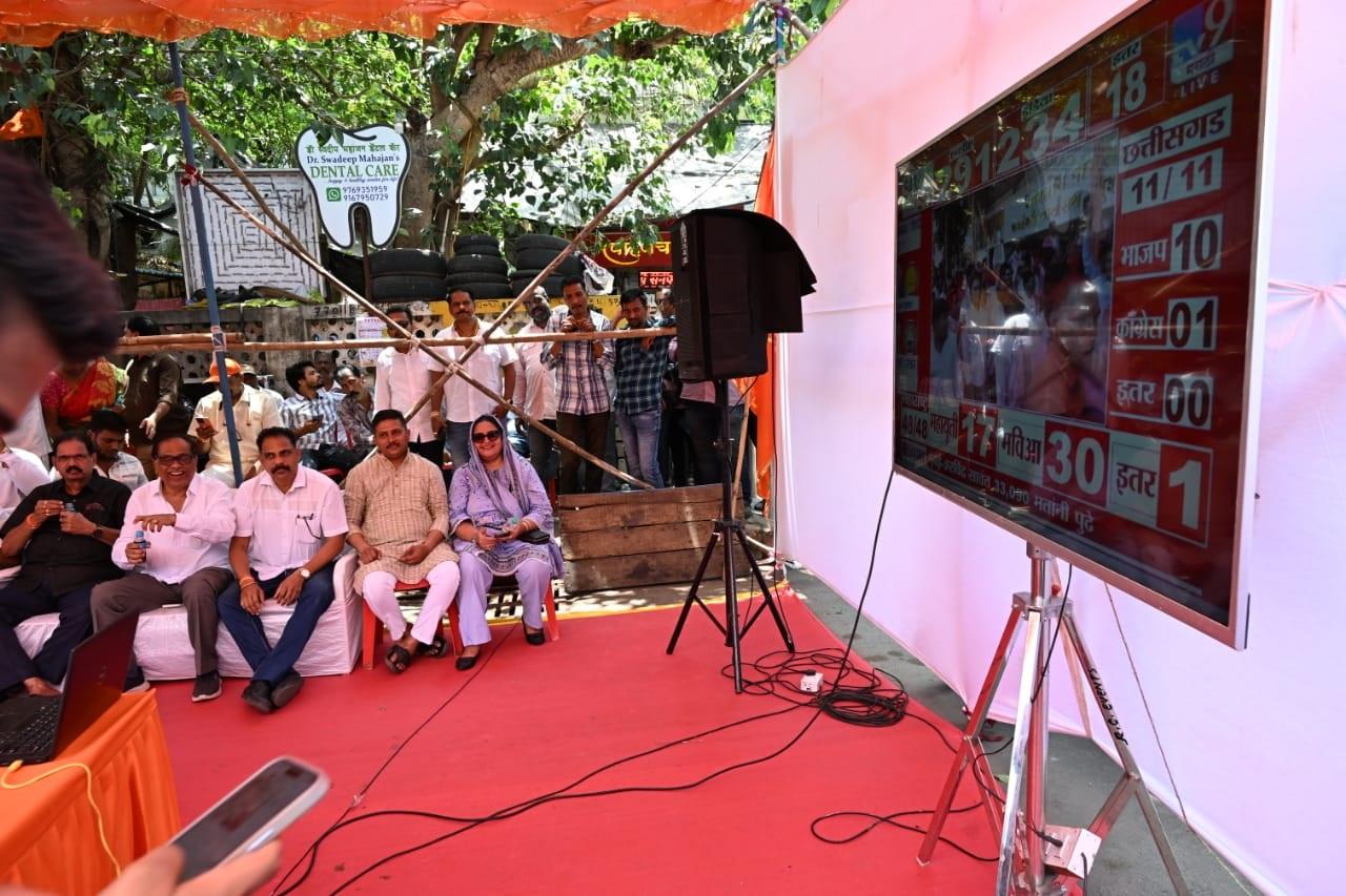 मुंबई में कई जगहों पर अच्छी व्यवस्था न होने के कारण मतदान करने पहुंचे लोगों को परेशानी का सामना करना पड़ा था. (फोटो-अनुराग अहीरे) 