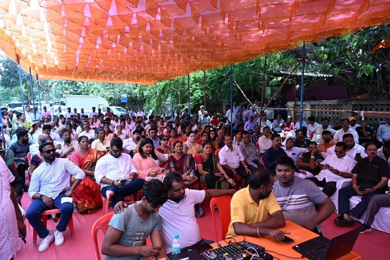लोगों के बीच चर्चा है कि दो बार सत्ता में आ चुकी एनडीए सरकार फिर से सरकार बनाएगी या इस बार इंडिया गठबंधन अपना जादू बिखेरने वाला है. (फोटो-अनुराग अहीरे) 