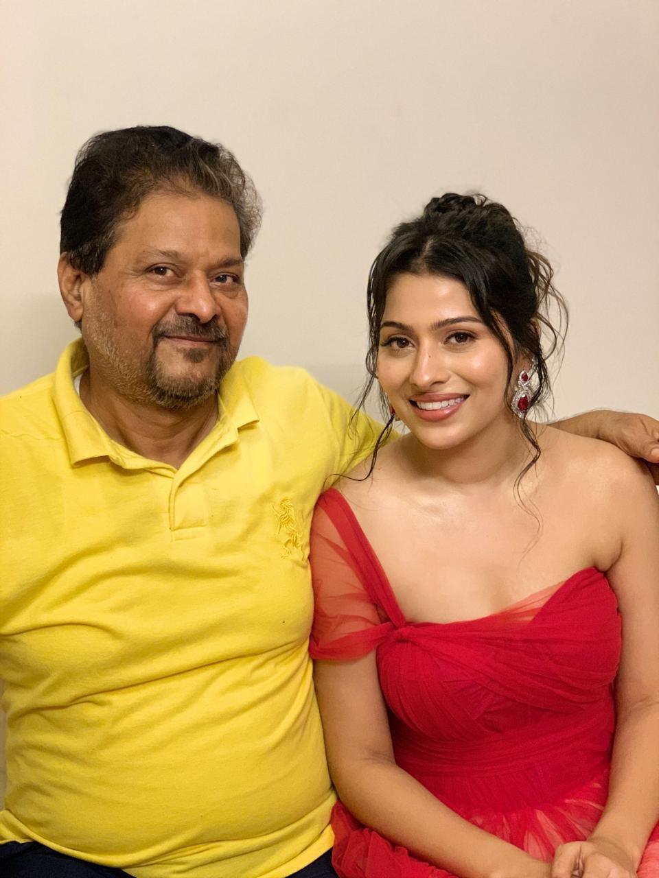अपर्णा दीक्षित
बेटियों का अपने पिता के साथ एक बहुत ही अलग बहुत ही खास रिश्ता होता है. मेरे पिता के साथ मेरा रिश्ता हमेशा अनोखा रहा है. हम एक-दूसरे के लिए बहुत अधिक प्यार व्यक्त नहीं करते हैं, लेकिन हम दोनों जानते हैं कि हम एक-दूसरे की कितनी गहराई से परवाह करते हैं. मुझे लगता है कि पिता-बेटी के रिश्ते की यही खूबसूरती है. जब मैं छोटी थी तब से आज तक वह हमेशा मेरी बहुत केयर करते रहे हैं. इन वर्षों में, मेरे पिता के साथ मेरा रिश्ता विकसित हुआ है. जब उन्होंने मुझे बड़ा होते और अपने जीवन में सही निर्णय लेते देखा तो मुझमें बहुत अधिक विश्वास और भरोसा पैदा हुआ. मैंने अपने पिता से जो सीखा है, वह यह है कि हमेशा सही रास्ते पर चलना चाहिए.