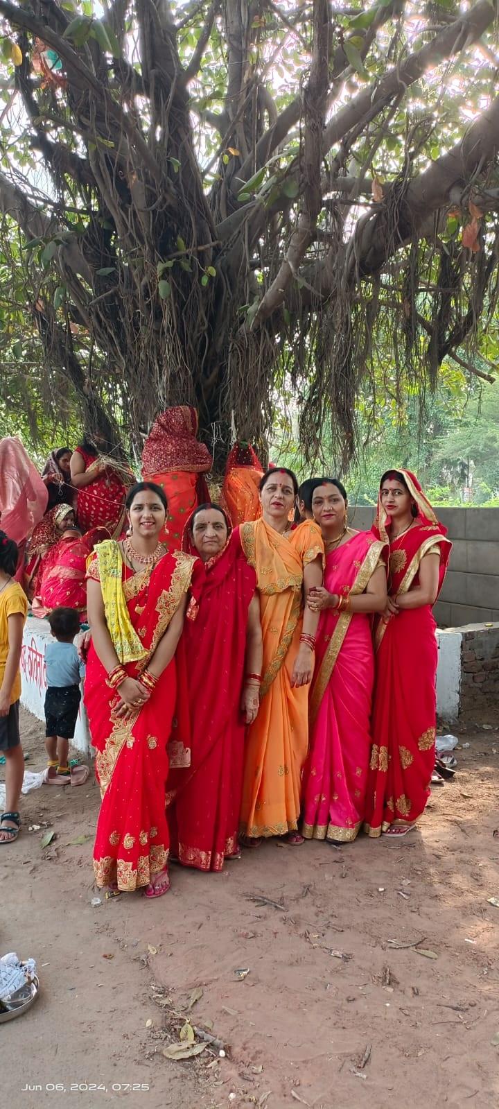 महिलाएं सोलह श्रृंगार करके पूजन करके पूजा करने जाती हैं.