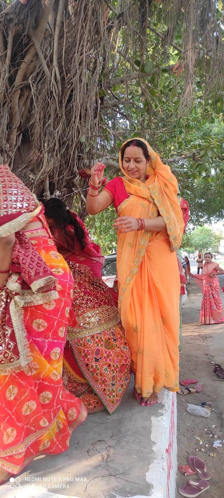 सूत के धागे से महिलाएं बरगद के पेड़ के सात फेरे लगाती हैं.