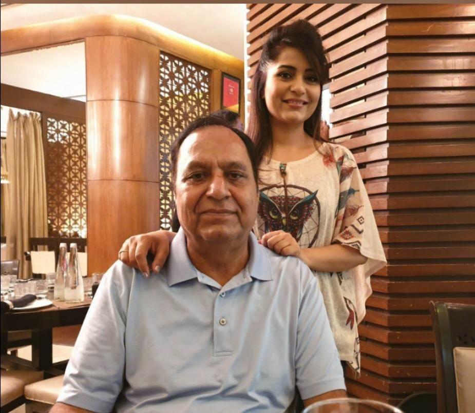 चारुल मलिक
मेरे पिता ने मुझे ईमानदारी और दूसरों के लिए अच्छा करने का महत्व सिखाया. उनका हमेशा से एक पॉजिटिव ऑरा रहा है और हमें उनके मूल्यों को प्राप्त करने का सौभाग्य मिला है. सबसे बड़ी सीख यह है कि वह अपने परिवार के प्रति पूरी तरह समर्पित रहें क्योंकि परिवार से बढ़कर कुछ भी नहीं है. मेरे पिता मेरी ताकत हैं और मेरी मां इस दुनिया में हमारे साथ नहीं हैं. दिसंबर में उनके निधन को नौ साल हो जाएंगे. मेरी बहन पारुल और मैं जुड़वां हैं. मेरे पिता हमेशा हमारे साथ रहे हैं. अभी, वे अमेरिका में हैं, लेकिन जब से हम बच्चे थे, उन्होंने हमारे लिए जो कुछ भी कर सकते थे, किया.
