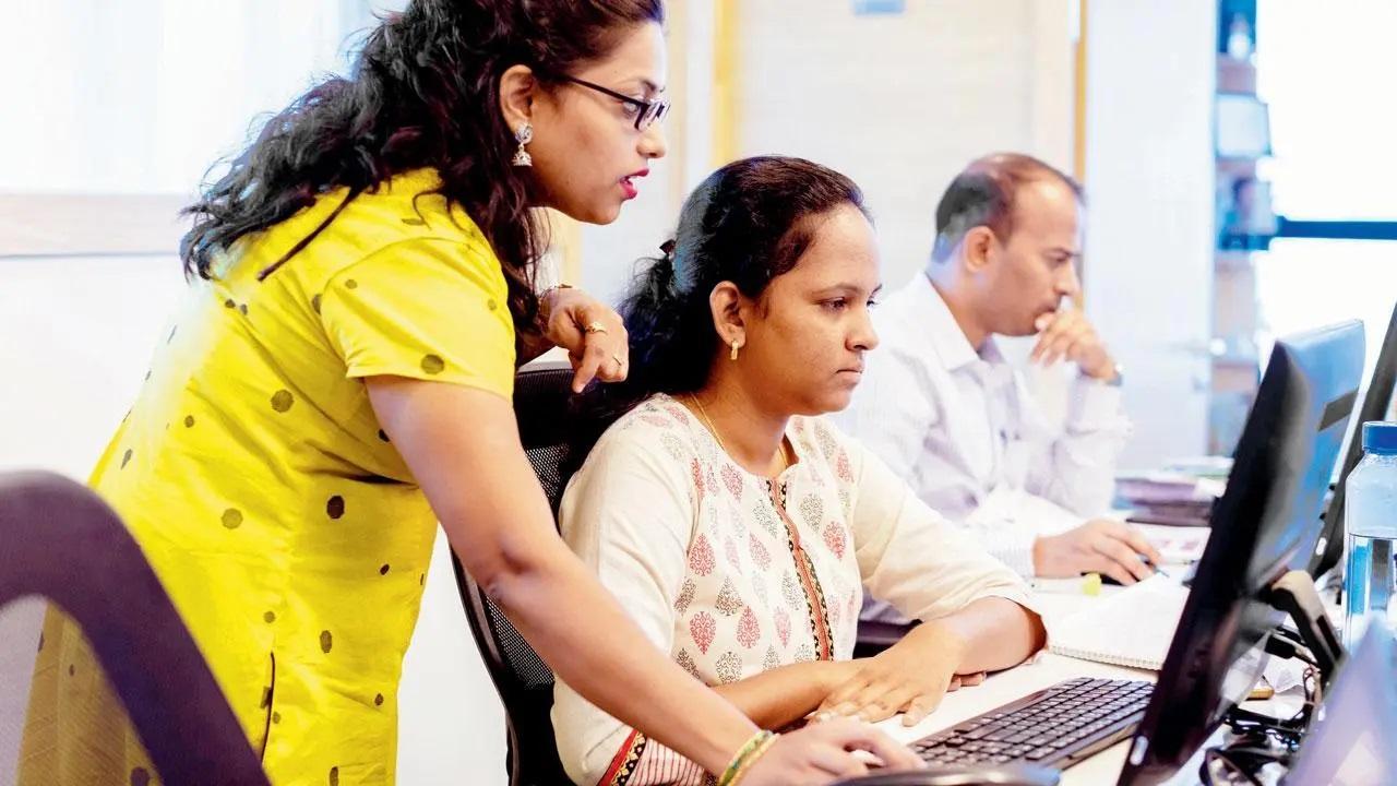 मौजूदा शिक्षकों को वर्तमान पाठ्यक्रम पढ़ाने के लिए प्रशिक्षित किया जाएगा