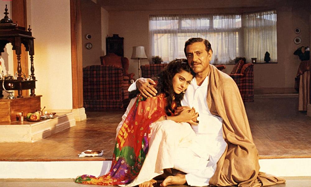 दिलवाले दुल्हनिया ले जाएंगे (1995): इस क्लासिक फिल्म में अमरीश पुरी द्वारा निभाया गया पिता का किरदार यादगार है. यह फिल्म दिखाती है कि एक पिता अपने बच्चों की खुशी के लिए कैसे अपने सिद्धांतों से समझौता कर सकता है और उन्हें उनका सच्चा प्यार पाने में मदद करता है.