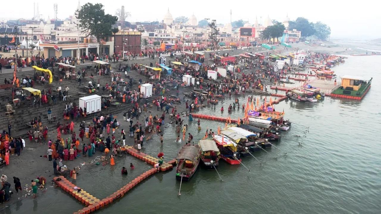 गंगा नदी में स्नान और पूजन करते लोग. (फोटो/पीटीआई) 