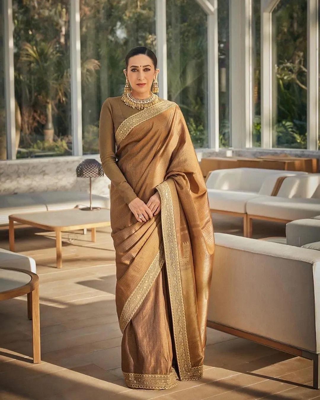 वह खूबसूरत सब्यसाची मुखर्जी की साड़ी में बेहद खूबसूरत लग रही थीं, जिसे खास तौर पर उनके लिए डिज़ाइन किया गया था. क्लासी साड़ी ने बिना किसी अतिशयोक्ति के अपनी छाप छोड़ी.