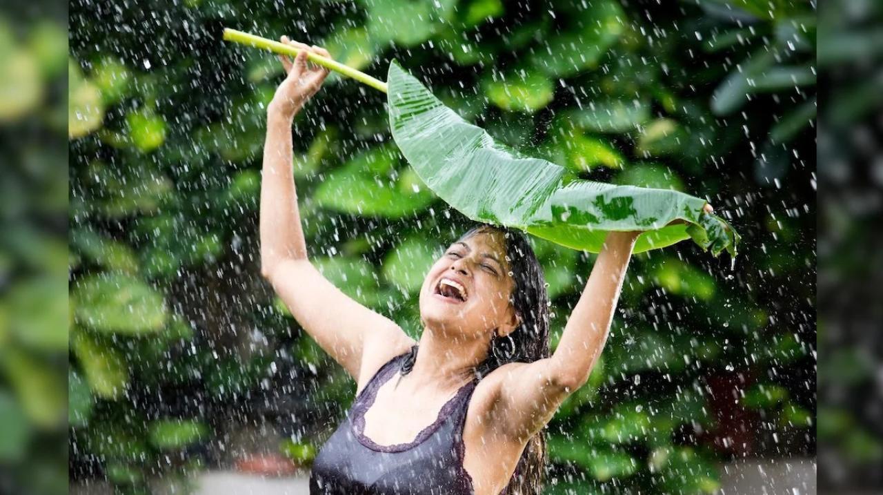मोनसून में ताजा फल, सब्जियां, और दालें अपने आहार में शामिल करें.