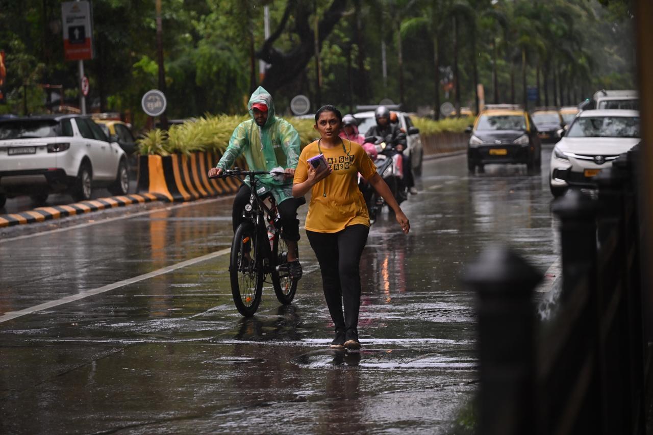 आज ही मौसम विभाग ने शहर में बारिश का अनुमान लगाया था, बारिश के दौरान लोगों ने बारिश के मज़े भी लिए.