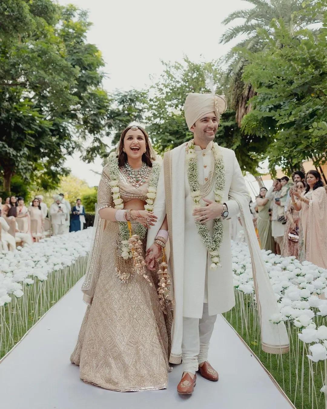 परिणीति चोपड़ा ने अपनी शादी के लिए मनीष मल्होत्रा डिजाइनर आइवरी और गोल्ड शेड का लहंगा चुना था.