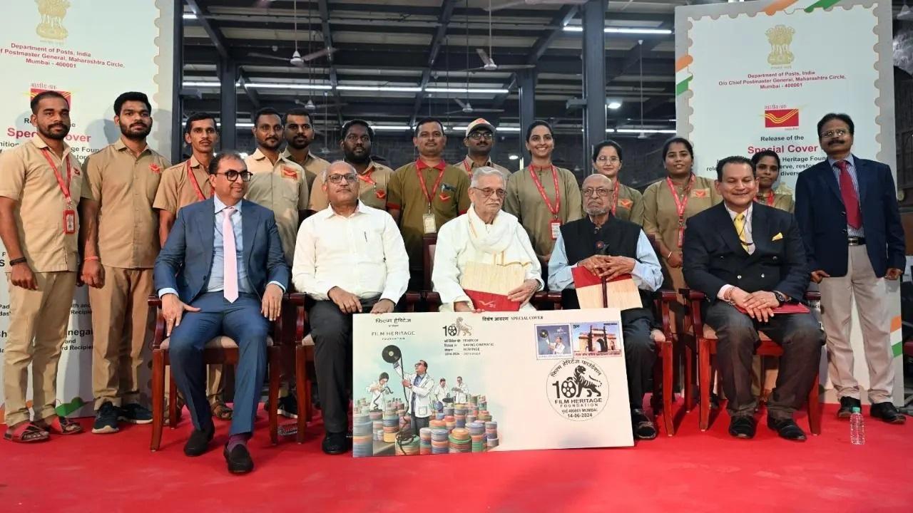 विशेष कवर का लिमिटेड एडिशन मुंबई के जनरल पोस्ट ऑफिस (जीपीओ) के फिलैटली ब्यूरो में उपलब्ध होगा. तस्वीरें/कीर्ती सुर्वे
