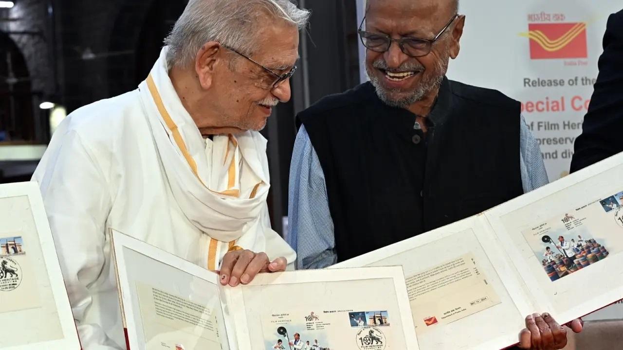 डाक विभाग के महाराष्ट्र सर्कल के मुख्य पोस्टमास्टर जनरल किशन कुमार शर्मा, मुंबई के पोस्टमास्टर जनरल अमिताभ सिंह और अन्य गणमान्य व्यक्ति, विशेष कवर को जारी करने के लिए शहर के जनरल पोस्ट ऑफिस (जीपीओ) में आयोजित समारोह में उपस्थित थे.