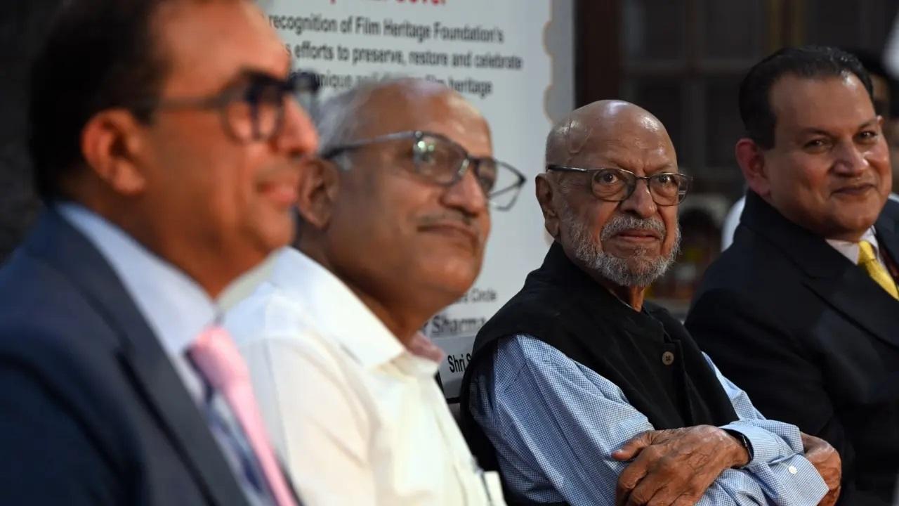 विशेष कवर एक फॉइल और उभरा हुआ कवर है, जिसमें 5 रुपये का स्टाम्प है, जिसमें फिल्म हेरिटेज फाउंडेशन के निदेशक शिवेंद्र सिंह डूंगरपुर और फिल्म हेरिटेज फाउंडेशन के संरक्षकों द्वारा हमेशा के लिए खो जाने के खतरे में सेलूलॉइड फिल्मों को बचाने का चित्रण है.