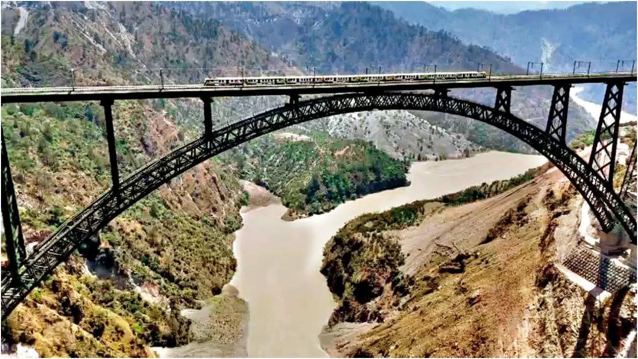 चेनाब ब्रिज एफिल टॉवर से 35 मीटर ऊंचा है. फाइल फोटो