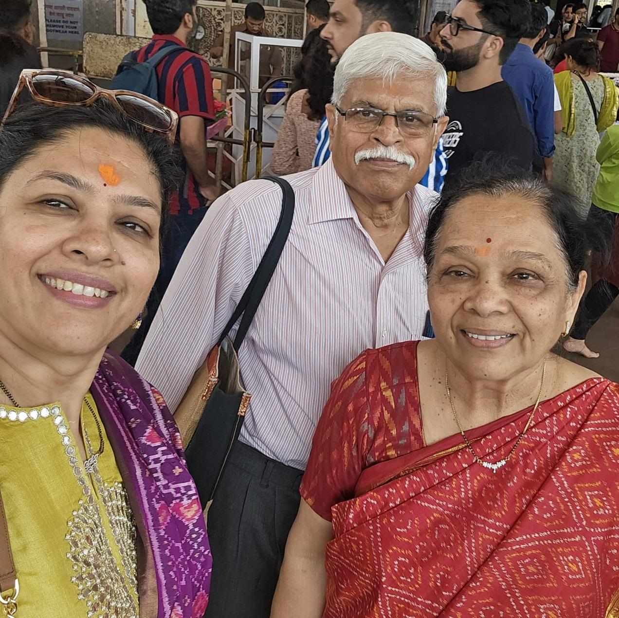 राधिका विद्यासागर
मैं सिर्फ़ एक दिन को फादर्स डे के रूप में मनाने में विश्वास नहीं करती. एक आम भारतीय महिला के रूप में, मेरे पिता के साथ मेरा रिश्ता आम भारतीय जैसा ही है, जो 70 और 80 के दशक की खासियत है. मेरे पिता, जो एक भूतपूर्व सैनिक थे, बहुत अनुशासित और सख्त थे. हमारा रिश्ता दोस्ती से ज़्यादा सम्मान और अनुशासन पर आधारित था, आज के ज़्यादा दोस्ताना पिता-बच्चे के रिश्तों से अलग. मेरे पिता ने मुझे कई अनमोल सबक सिखाए हैं. उन्होंने मुझे पौधों और जानवरों से प्यार करना भी सिखाया है. मेरे पिता पेट लवर और गार्डनर हैं. 80 साल की उम्र में भी, वे सुबह से शाम तक बागवानी करते हैं. उन्हें अपने बगीचे से आम और दूसरे फल तोड़ने में मज़ा आता है. बागवानी के अलावा, उन्हें अपने मरीजों के साथ रहना, अपनी कार और दोपहिया वाहन की मरम्मत करना और घर के आसपास के कई काम करना अच्छा लगता है. उन्हें टीवी देखना और शेयर बाज़ार से जुड़े रहना भी पसंद है, यह आदत उन्होंने सालों से बनाए रखी है. इसके अलावा, उन्हें यात्रा करना बहुत पसंद है और वे अक्सर यात्रा पर जाते रहते हैं. इस फादर्स डे पर, मैं उनके स्वस्थ और खुशहाल जीवन की कामना करती हूं.