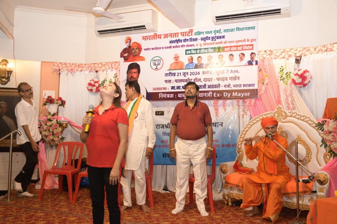 योगाचार्य भारत भूषण गुरुजी ने बांसुरी की मधुर धुनों के साथ योगासन का अभ्यास कराते हुए इसे और भी आनंदमय बना दिया.