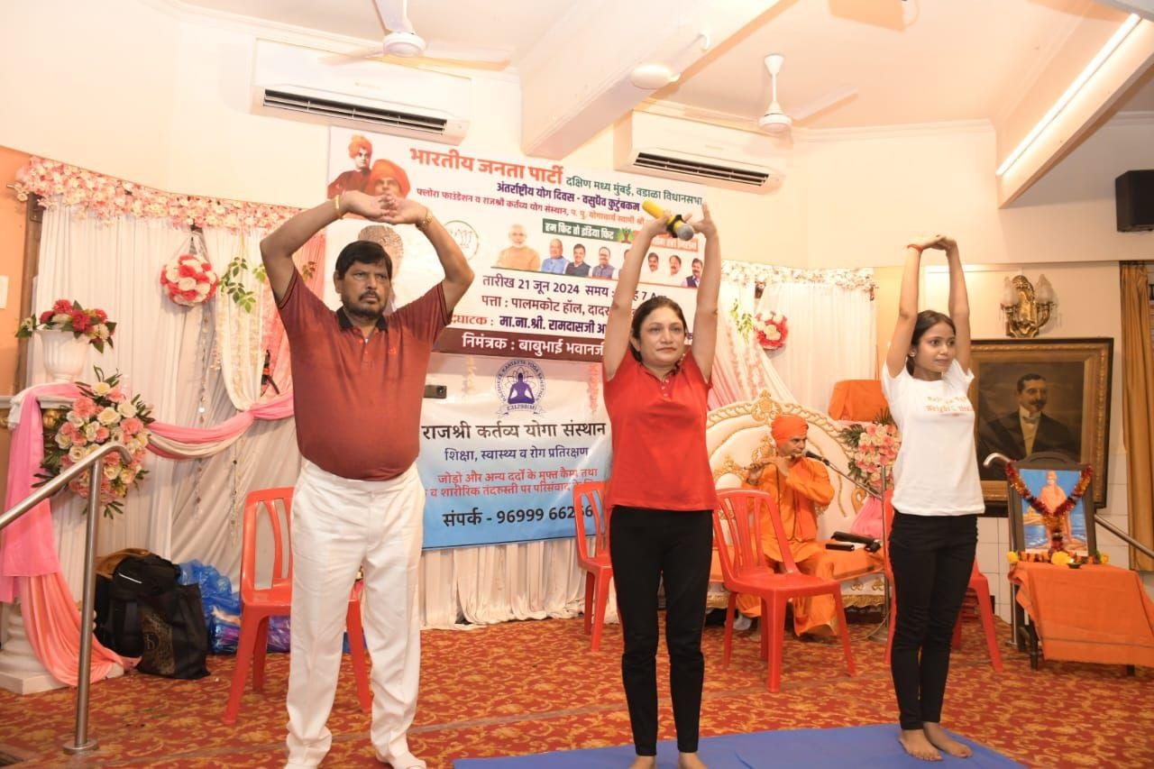 योगाचार्य राजर्षि बोरा ने इस अवसर पर उपस्थित लोगों को योगासन के विभिन्न प्रकारों का अभ्यास कराया. 