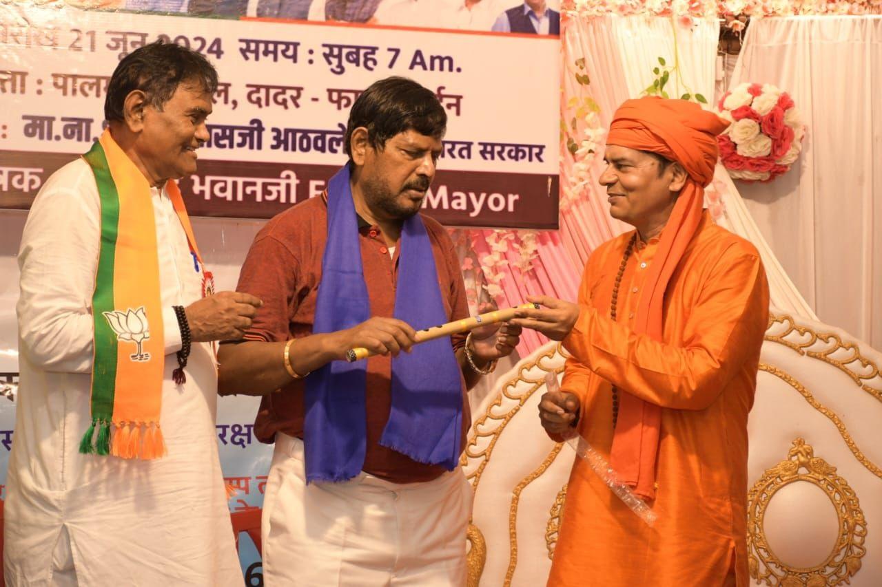 योगाचार्य भारत भूषण गुरुजी ने रामदास आठवले को बांसुरी बजाने का आग्रह किया. 