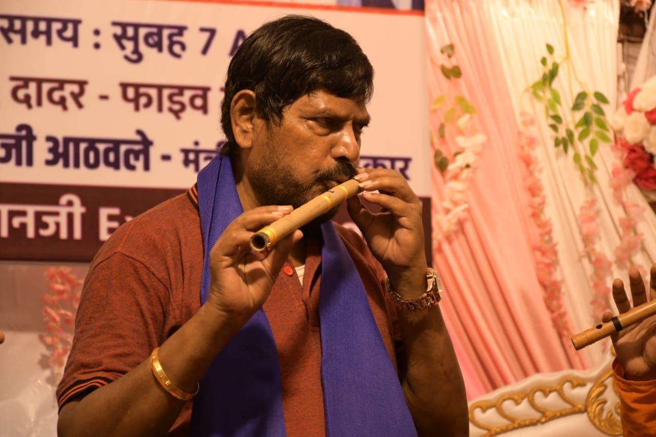गुरुजी के आग्रह को मानते हुए रामदास आठवले ने भी बांसुरी बजाने का आनंद लिया.