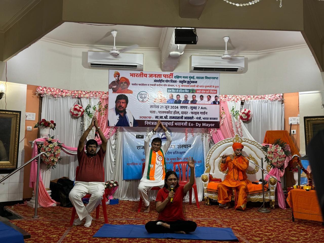 योगाचार्य राजर्षि बोरा ने योग के विभिन्न आसनों के फायदों पर चर्चा की और बताया कि कैसे ये आसन शारीरिक और मानसिक स्वास्थ्य को बेहतर बनाने में सहायक होते हैं. उन्होंने कहा कि योग केवल शारीरिक व्यायाम नहीं है, बल्कि यह हमारे मन और आत्मा को शांति और स्थिरता प्रदान करने का एक साधन है.