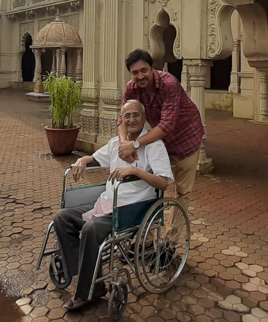 सचिन पारिख
मेरे और मेरे पिता के बीच बचपन से ही एक बहुत मजबूत इमोशनल बॉन्ड रहा है. वह हमेशा एक पज़ेसिव पिता रहे हैं और इकलौता बच्चा होने के नाते, उन्होंने मेरे पूरे जीवन में मेरा पूरा ध्यान रखा और ऐसा करना जारी रखा. गुजराती रंगमंच में उनका योगदान उल्लेखनीय है. मुझे याद है- परेश रावल, होमी वाडिया और कई अन्य रंगमंच व्यक्तित्व जैसे अभिनेता घर आते थे, स्क्रिप्ट पर चर्चा करते थे, रिहर्सल करते थे और नाटक करते थे. मैंने बचपन में यह सब देखा, जिसने मुझे एक्टिंग के करियर में आने के लिए आकर्षित किया.
