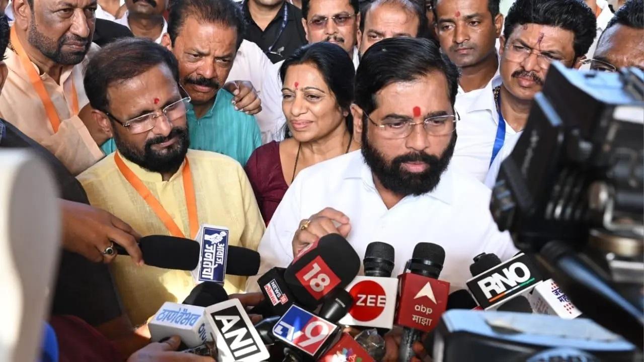 सीएम शिंदे अपने गढ़ ठाणे को जीतने में कामयाब रहे, जहां उन्होंने अपने करीबी नरेश म्हास्के को मैदान में उतारा. तस्वीरें/समीर आबेदी