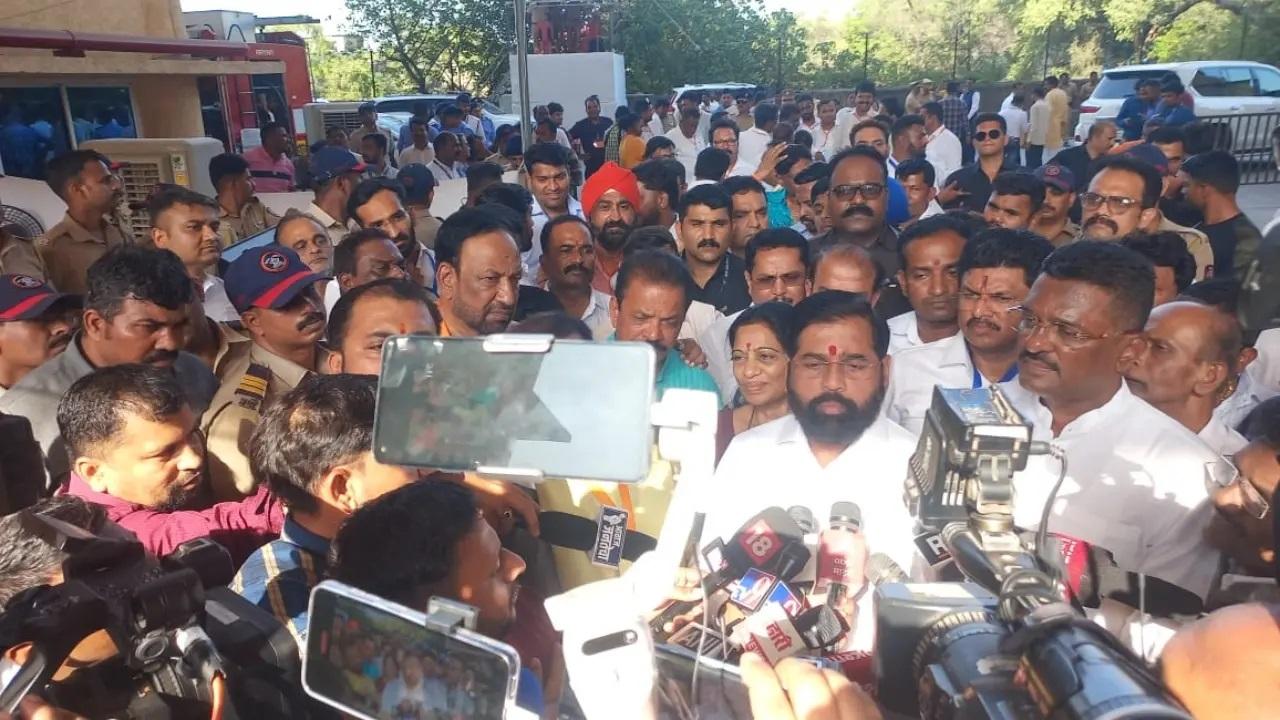 सीएम एकनाथ शिंदे ने ठाणे में सभी कार्यकर्ताओं से बात कर उनका उत्साहवर्धन किया.