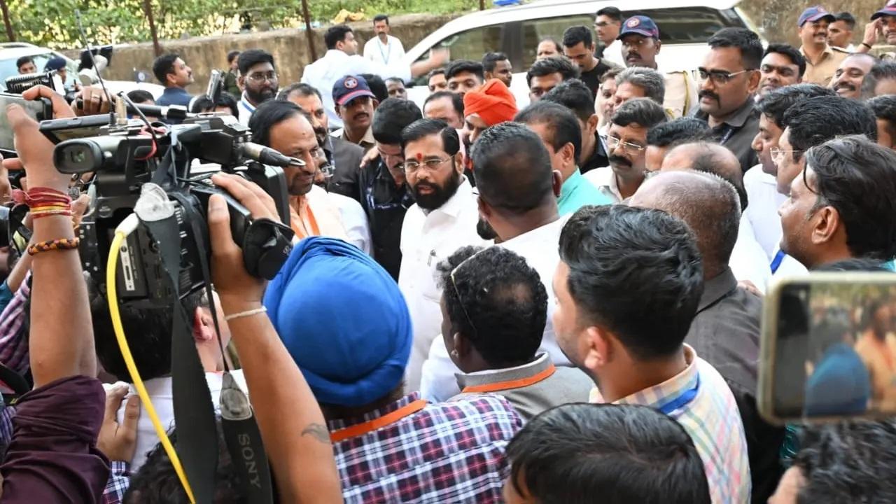 महाराष्ट्र के सीएम एकनाथ शिंदे ने हिंगोली और यवतमाल-वाशिम निर्वाचन क्षेत्रों से अपने मौजूदा सांसदों को भी बदल दिया है, और पार्टी के उम्मीदवार दोनों सीटों पर पीछे चल रहे हैं.