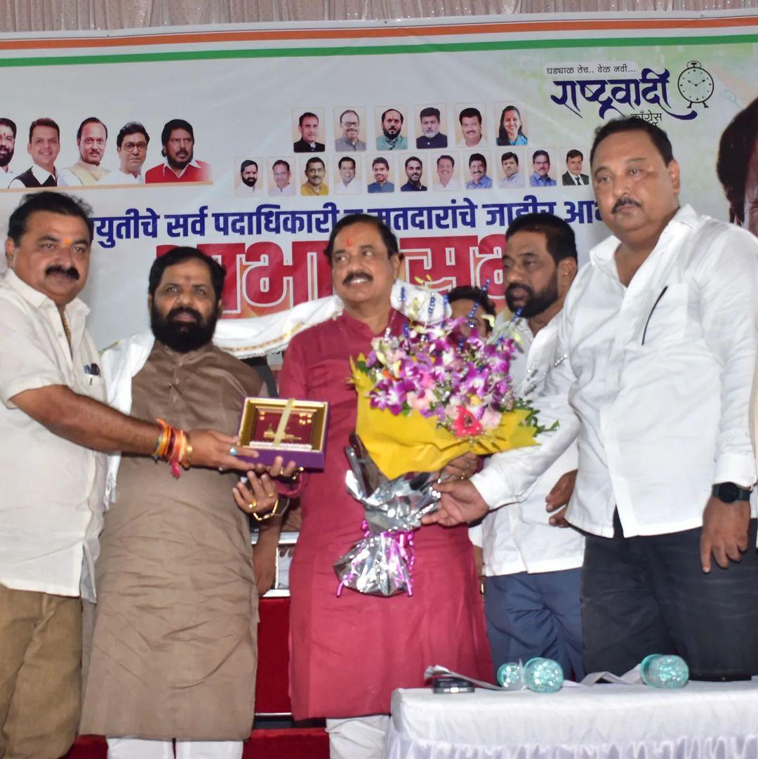 उन्होंने कहा, `जब तक चंद्र-सूर्य हैं, संविधान नहीं बदलेगा, लेकिन विपक्ष ने जनता के मन में जो नकारात्मकता पैदा की है, उसमें वे सफल रहे और हम कहीं न कहीं पीछे रह गए. इस कारण कुछ तत्वों ने महायुती से मुंह मोड़ लिया, जिसे उन्होंने स्वीकार किया.`