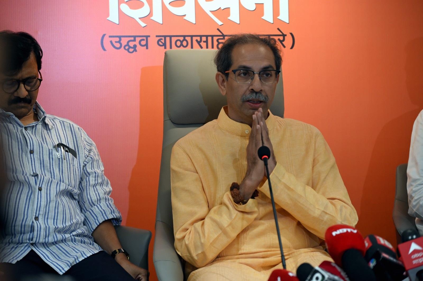 शिवसेना यूबीटी प्रमुख उद्धव ठाकरे अपने पार्टी नेताओं के साथ मुंबई में शिवसेना भवन में प्रेस कॉन्फ्रेंस के दौरान मीडिया को संबोधित किया.