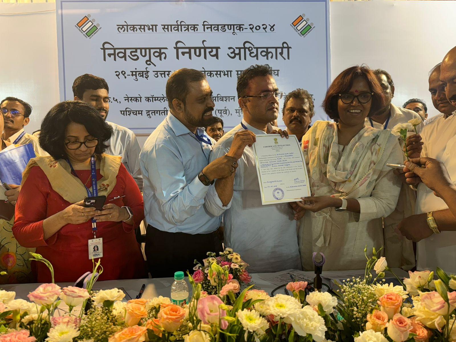 जीत के बाद वर्षा गायकवाड़ ने सोशल मीडिया के जरिए जनता का आभार भी माना. उन्होंने एक्स पर लिखा- `जनता ने थामा है हाथ, छोड़ा नहीं है साथ, उड़ रहा है गुलाल, जीत की खुशी है लोकतंत्र..!` 