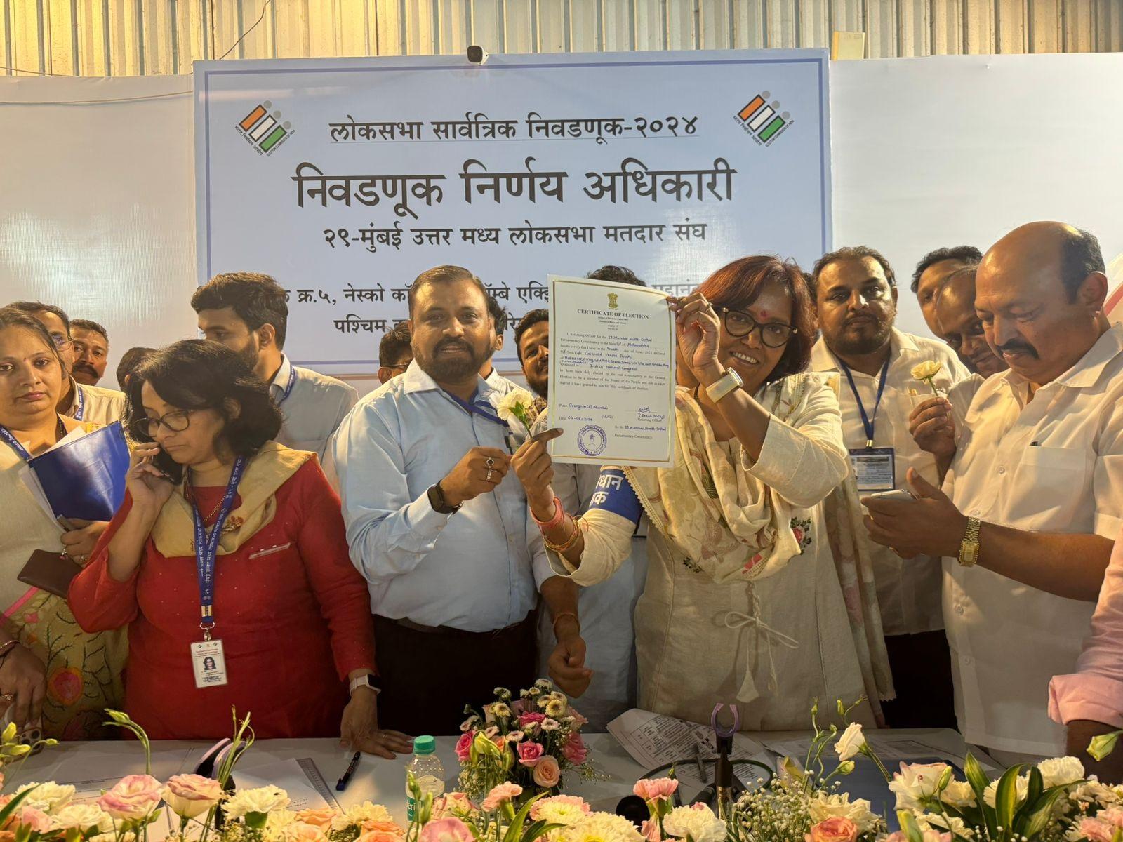 लेकिन आखिरी राउंड में वर्षा गायकवाड़ का ऐसा जादू चला कि बीजेपी प्रत्याशी उज्जवल निकम को मात दे कर अपनी जीत कायम कर ली. 