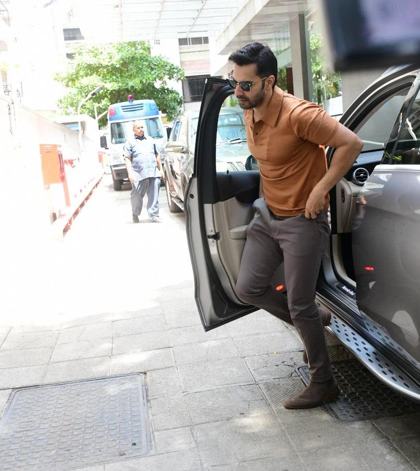धवन परिवार में बेटी के जन्म की खबर सबसे पहले वरुण धवन के पिता डेविड धवन ने मीडिया से शेयर की थी.