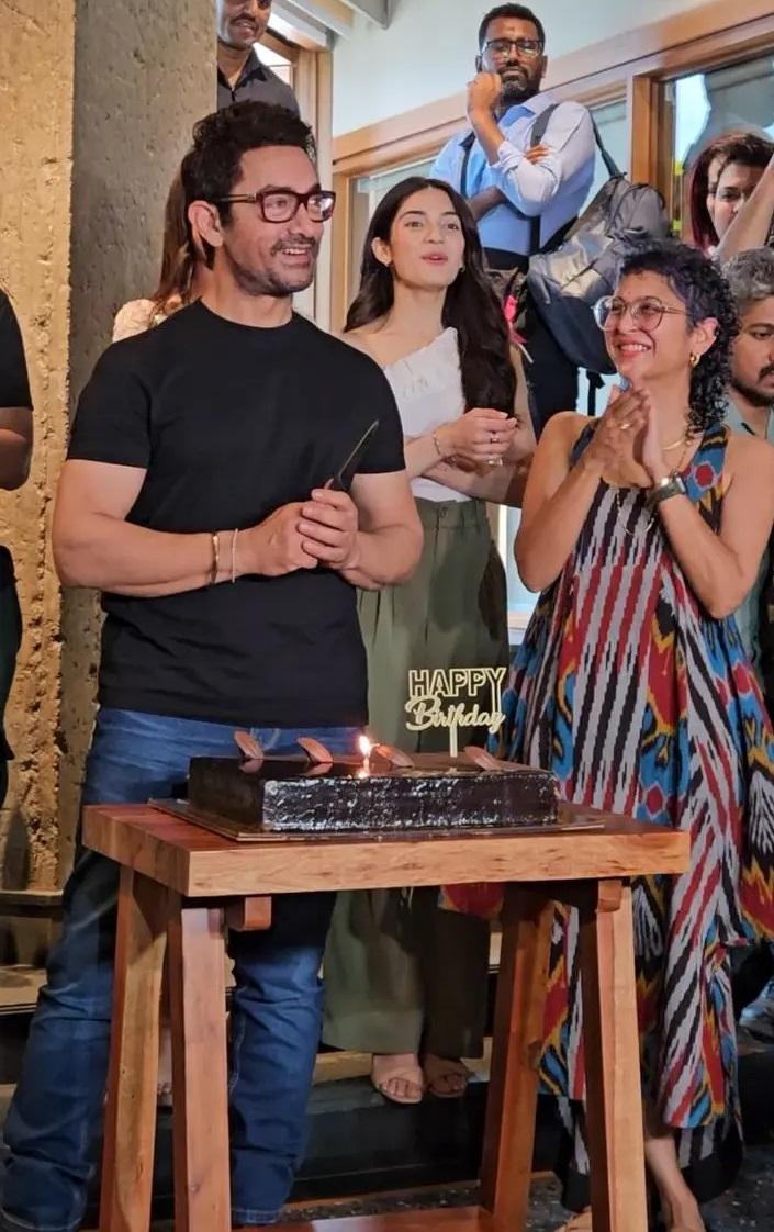 मीडिया से बात करते हुए आमिर ने बताया कि `वो शूटिंग के काफी बिजी हैं और बर्थडे सेलिब्रेशन के बाद वह तुरंत फिल्म की शूटिंग पर जाएंगे.` 