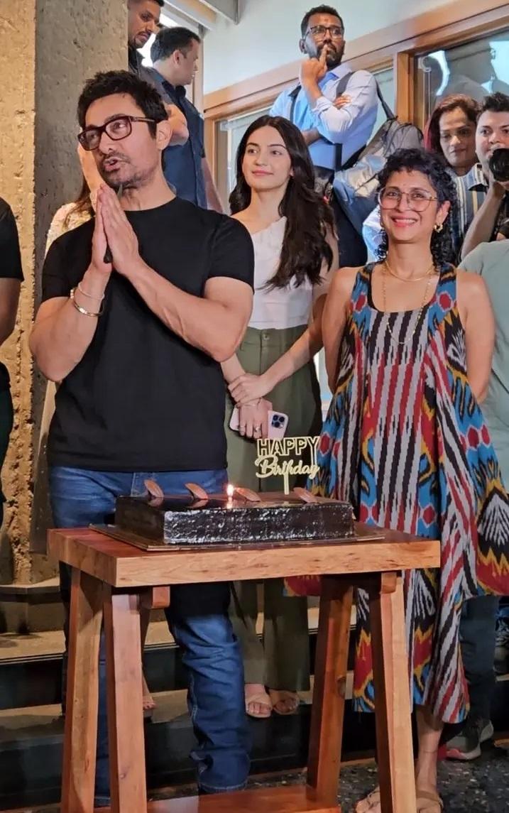 आमिर खान के बर्थडे सेलिब्रेशन की फोटोज इस समय सोशल मीडिया पर तेजी से वायरल हो रही हैं. 