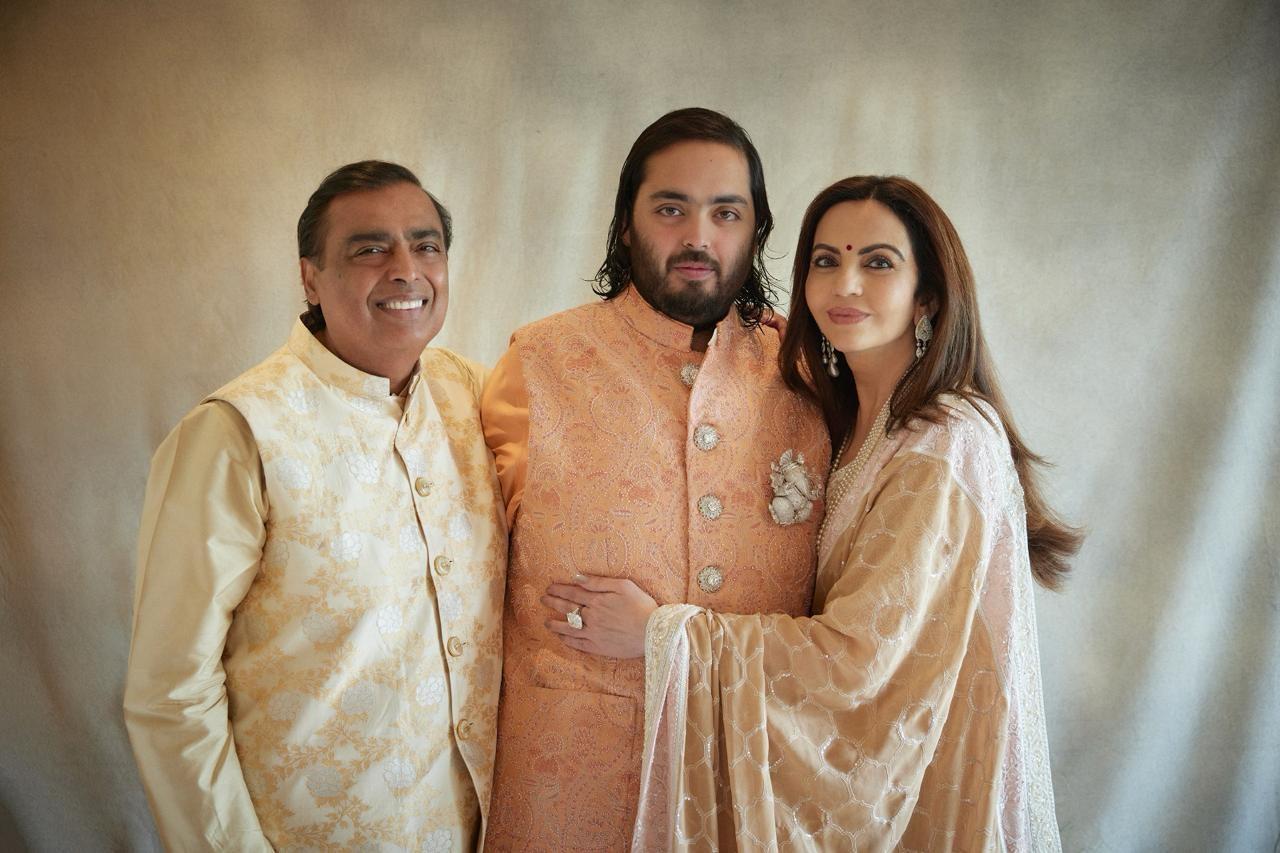 मुकेश और नीता ने अपने सबसे छोटे लाडले अनंत अंबानी के साथ बेहद खास अंदाज में दिखाई दिए. पेस्टल येलो कलर के कुर्ता-पायजामा में मुकेश अंबानी भी सभी का दिल जीत लिया हैं. 