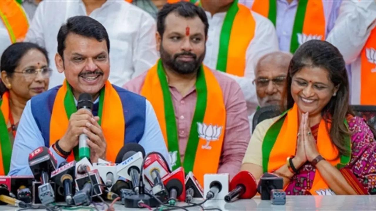 चाकुरकर इस समय लाइफकेयर हॉस्पिटल एंड रिसर्च सेंटर के अध्यक्ष हैं, जबकि उनके पति शैलेश चाकुरकर कांग्रेस पार्टी में राज्य सचिव के पद पर हैं.